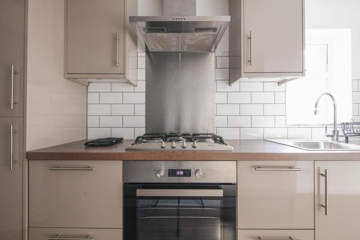 Spacious 3 Bedroom Home With Ps5 And Pool Table Near O2 Arena Canary Wharf And Elizabeth Line To Central Londres Exterior foto