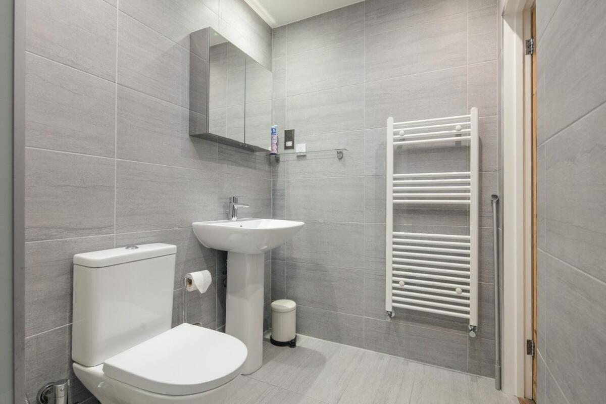 Spacious 3 Bedroom Home With Ps5 And Pool Table Near O2 Arena Canary Wharf And Elizabeth Line To Central Londres Exterior foto